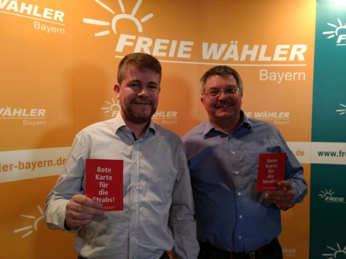 FLW-Vorsitzender Stefan Müller und Vorsitzender der FW Meitingen Robert Hecht (v. l.) bei der Landesversammlung der Freien Wähler, auf welcher die Initiierung des Volksbegehrens zur Abschaffung der Straßenausbaubeitragssatzungen beschlossen wurde.